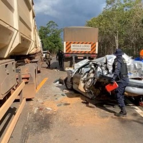 Cinco pessoas são salvas após carro ser esmagado entre caminhões na BR-364 em RO