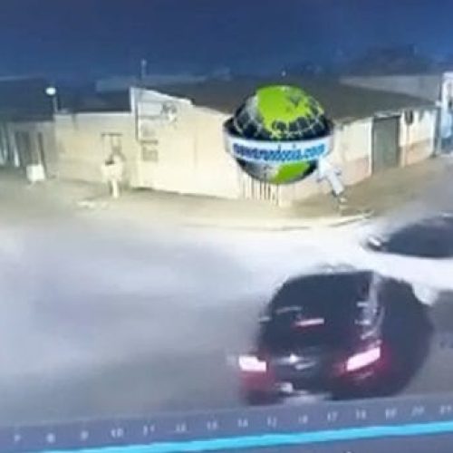 Câmera flagra acidente entre carros na zona sul da Capital