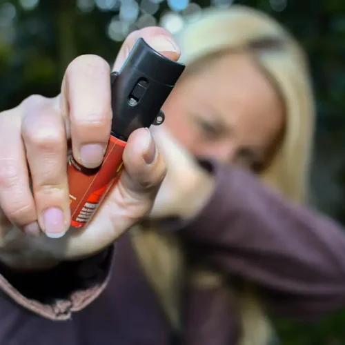 Mulheres podem comprar e usar spray de pimenta para defesa pessoal