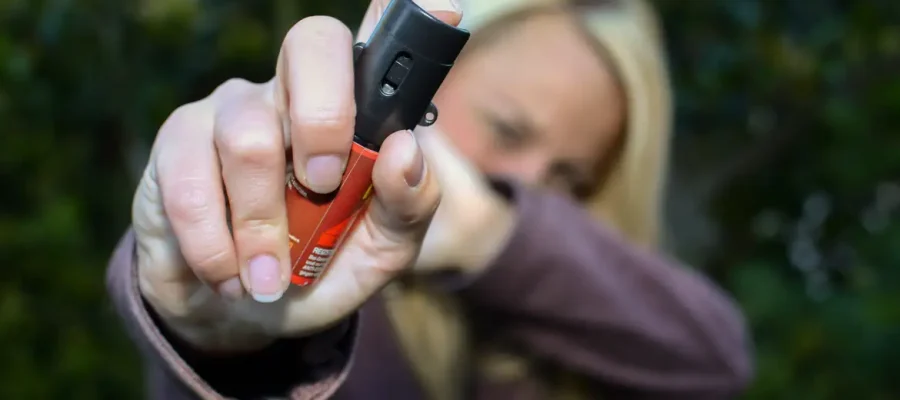 Mulheres podem comprar e usar spray de pimenta para defesa pessoal
