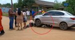 Adolescente de 17 anos fica sob carro em acidente em Vilhena