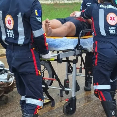 Adolescente ferido em colisão entre carro elétrico e moto em Porto Velho