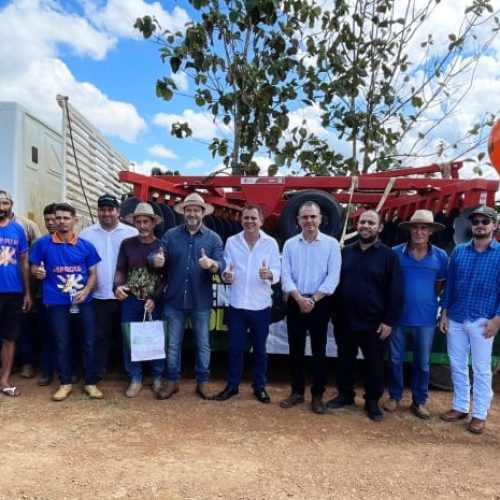 Presidente da Assembleia Legislativa participa da entrega de implementos agrícolas para onze associações em Buritis