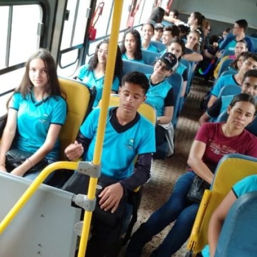 Aula de Campo conecta estudantes da Escola Cesar Cassol na produção de leite de forma sustentável