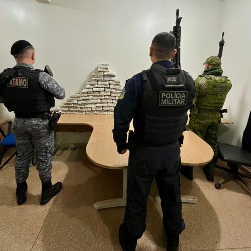 POLÍCIA MILITAR APREENDE MAIS DE 65 QUILOS DE MACONHA E PRENDE DUAS PESSOAS