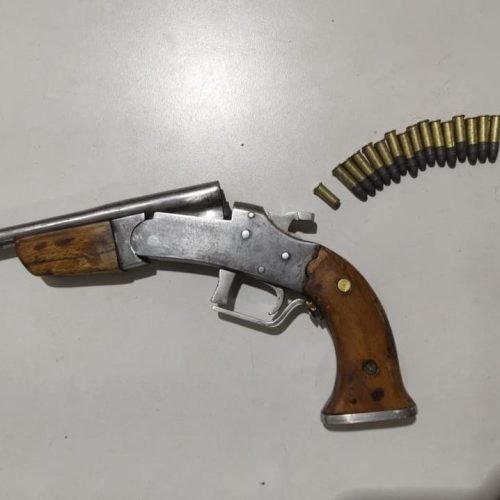 Polícia Militar prende jovem bêbado com arma e munições