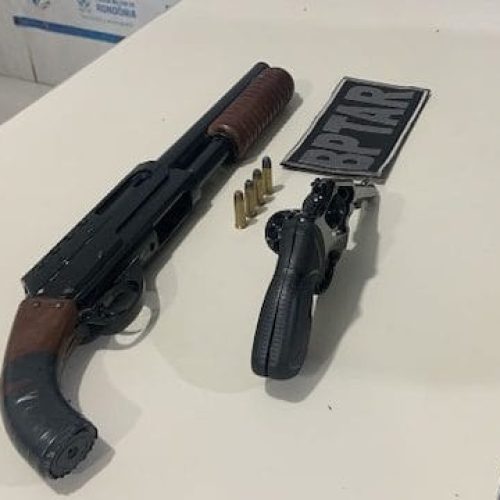 Dois bandidos são presos em Porto Velho carregando escopeta fake e revólver