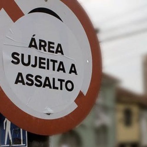 Criminoso ameaça atirar na cabeça de garota durante assalto