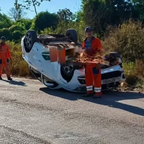 Automóvel capota na RO-383 entre Cacoal e Rolim de Moura após manobra de ultrapassagem