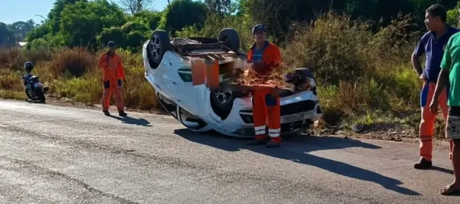 Automóvel capota na RO-383 entre Cacoal e Rolim de Moura após manobra de ultrapassagem