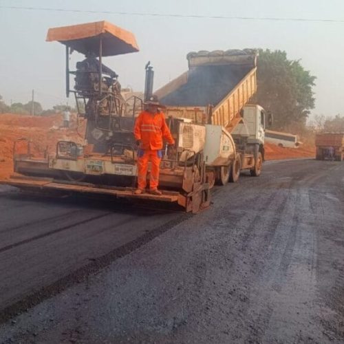 Avenida Getúlio Vargas em Alto Alegre dos Parecis recebe pavimentação asfáltica