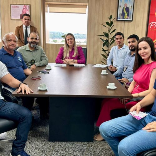 Deputada Cláudia de Jesus dialoga com a polícia científica de Rondônia