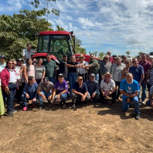 Cláudia de Jesus participa da entrega de trator agrícola de R$ 300 mil para fortalecer agricultura familiar em Ji-Paraná