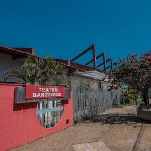 Ladrões arrombam o teatro Banzeiros, mas a PM chega rápido e prende um