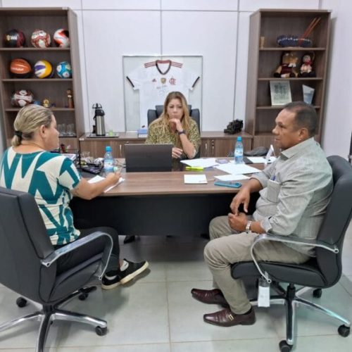 Vereador Jurandir Bengala discute melhorias para o Estádio Nenezão em visita à SEMES