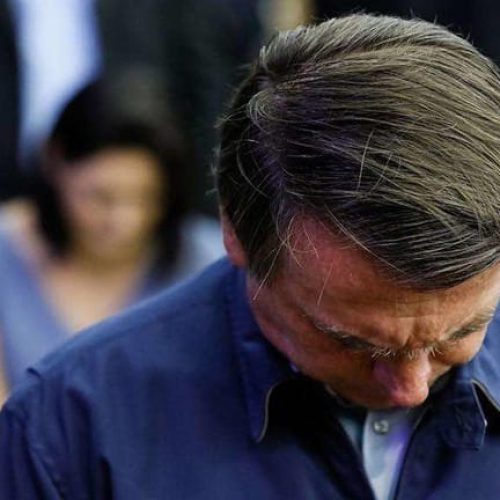 Contrato que a PF descobriu na mesa de Bolsonaro aponta corrupção milionária