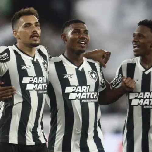 Botafogo supera Vitória para abrir vantagem na Copa do Brasil