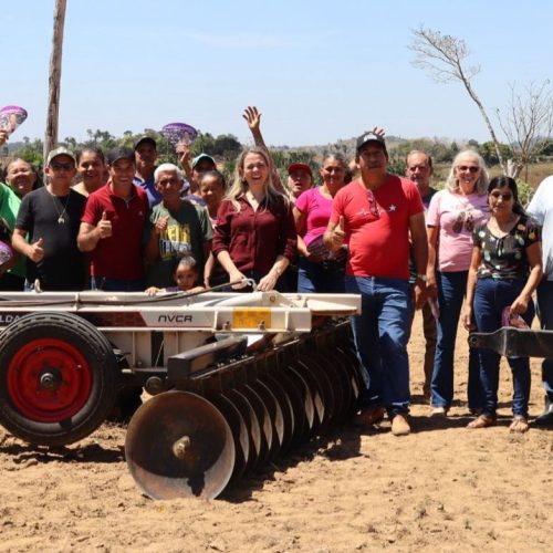 Cláudia de Jesus investe R$ 200 mil em maquinários para associações rurais de Machadinho