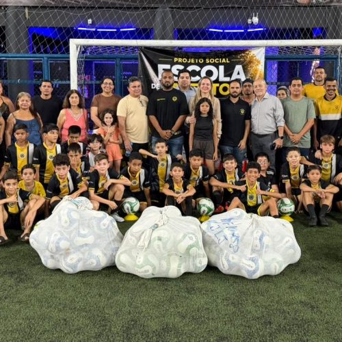Cláudia de Jesus prestigia entrega de materiais esportivos a escolinha de futebol em Porto Velho