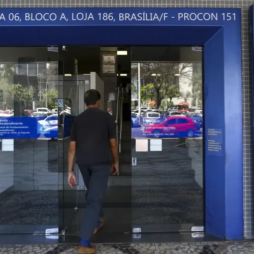 Bancos voltam a funcionar normalmente hoje