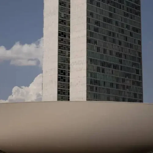 Câmara cassa mandato de sete deputados federais