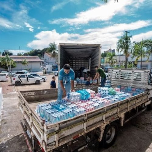 Carreta com mais de 37 mil litros de água é carregada para ser levada ao Rio Grande do Sul