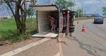 Motorista fica ferido após caminhão carregado de carne tombar no Trevo do Roque