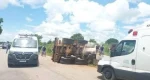 Caminhão com carga pesada tomba na RO-383 próximo ao acesso de Alto Alegre