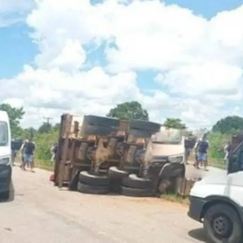 Caminhão com carga pesada tomba na RO-383 próximo ao acesso de Alto Alegre