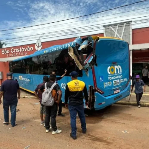 Caminhão erra manobra e provoca colisão com ônibus na avenida Jorge Teixeira em Porto Velho