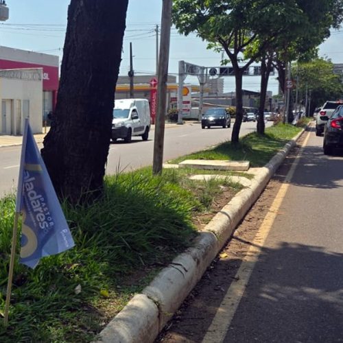 Justiça Eleitoral notifica campanhas sobre proibição de bandeiras em canteiros e carros de som em “pit stops”