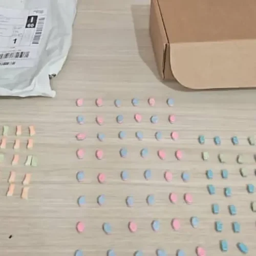 Cão policial fareja encomenda e Denarc apreende 150 comprimidos de ecstasy