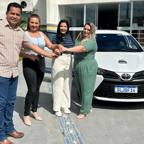 Cristiane Lopes entrega veículo para reforçar Assistência Social em Presidente Médici