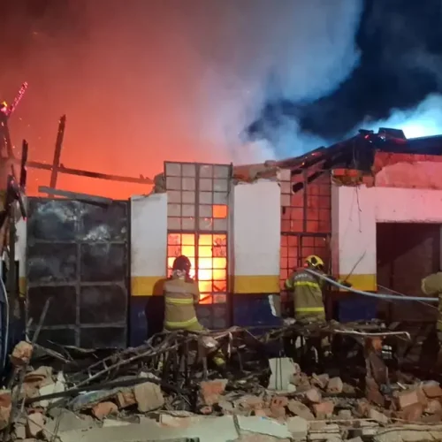 Incêndio destrói oficina de motos no centro de Porto Velho