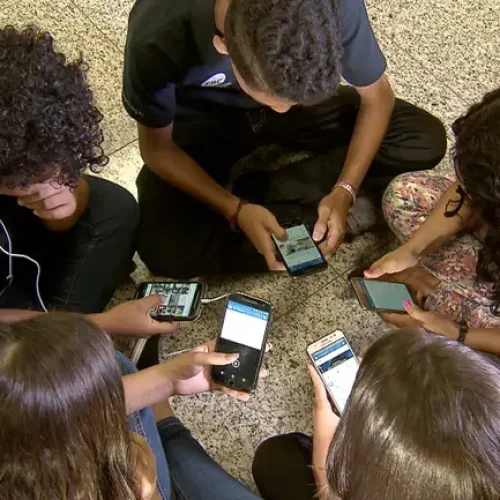 Adolescentes não têm apoio para lidar com redes sociais, diz pesquisa