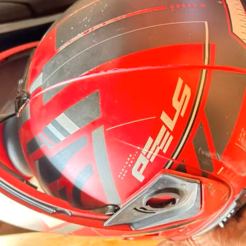 Capacete da vítima após agressão — Foto: Reprodução arquivo pessoal