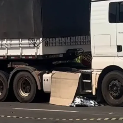 Carreta atropela e mata pedestre na Avenida JK, em Jaru