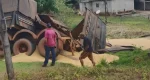 Carreta carregada de soja tomba em ladeira de Colorado do Oeste
