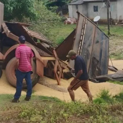 Carreta carregada de soja tomba em ladeira de Colorado do Oeste