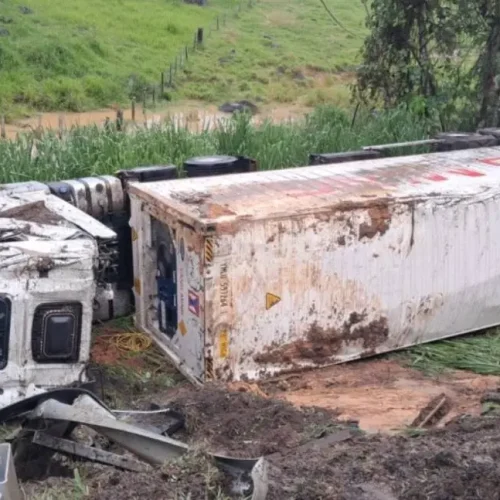 Carreta tomba na curva da noiva em trecho da BR-364