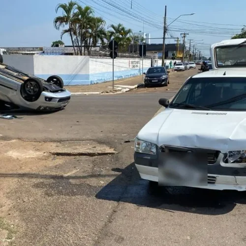 Carro capota após colisão em Porto Velho