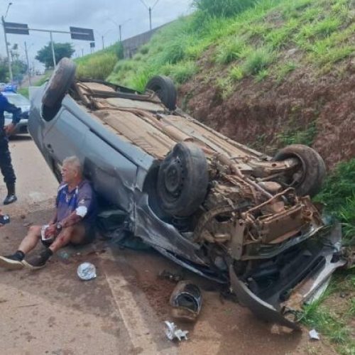 Carro capota na Rua da Beira após motorista perder o controle da direção