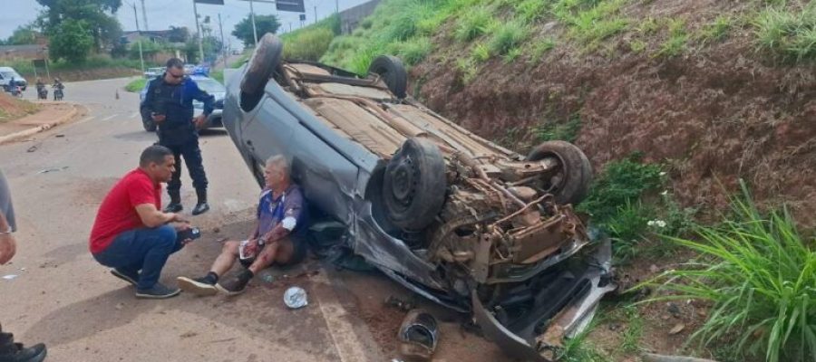 Carro capota na Rua da Beira após motorista perder o controle da direção