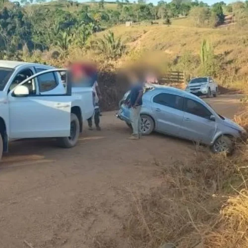 Carro colide com barranco na zona rural de Vale do Anari