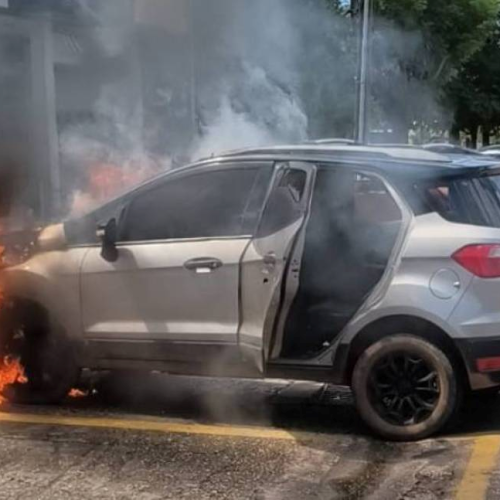 Carro com idosos e criança pega fogo no centro de Vilhena