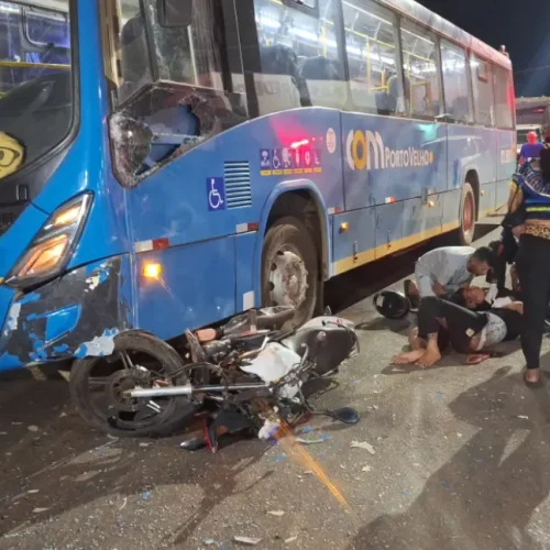 Casal fica em estado grave em colisão com ônibus no centro da capital