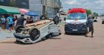 Casal fica ferido após Kwid capotar várias vezes em colisão com BYD