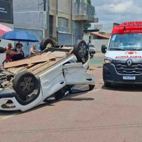 Casal fica ferido após Kwid capotar várias vezes em colisão com BYD