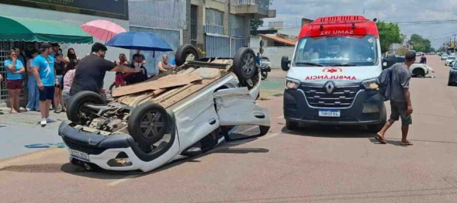 Casal fica ferido após Kwid capotar várias vezes em colisão com BYD