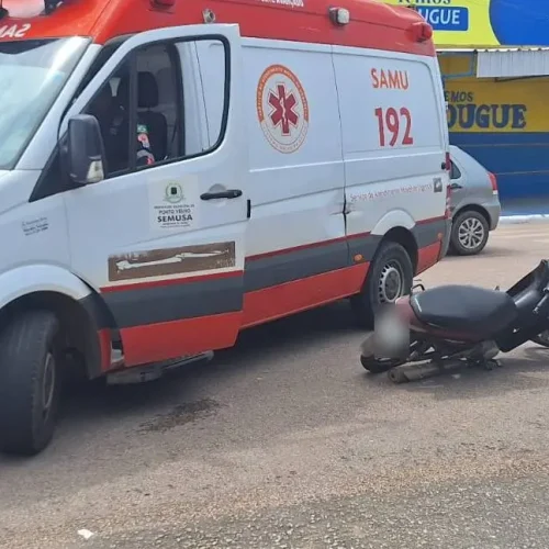 Casal fica ferido em colisão entre carro e moto no Areal Centro, em Porto Velho